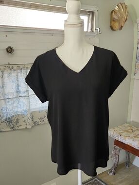 Women's Black V-Neck Short Sleeve Top